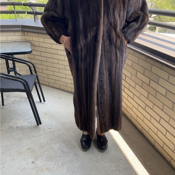 Beautiful Alfred Sung mink coat for sale in mint condition. Size 10-12 - Picture 9 of 15